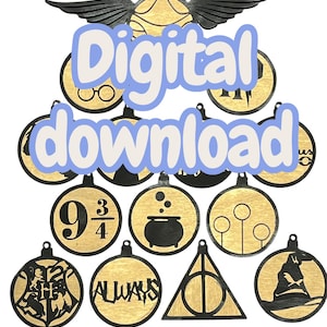 Puede incluir: Colección de adornos de madera cortados con láser con varios diseños, incluyendo una snitch dorada, gafas y un caldero. El texto "Digital download" se superpone a la imagen, junto con información sobre el tipo de archivo.