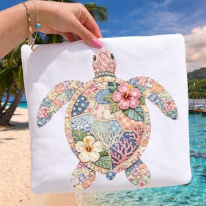 Puede incluir: Un letrero de madera hecho a mano con el texto "Welcome to our home" en un estilo manuscrito. El letrero pintado de blanco presenta letras negras y un acabado envejecido, adecuado para uso en interiores o exteriores.