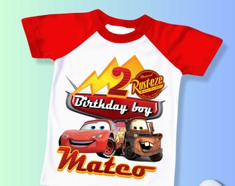 T-shirt di compleanno ispirata all'auto, festa a tema Cars Mcqueen, auto personalizzate, camicia per bambini, camicia di compleanno regalo, magliette per la famiglia personalizzate CS09