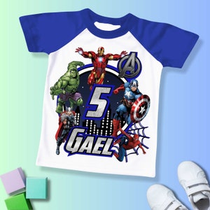 Superheld verjaardag aangepast T-shirt, supercadeau, gepersonaliseerd familieshirt, alle kleuren, alle maten, korte, 3/4 en lange raglanmouwen AV04