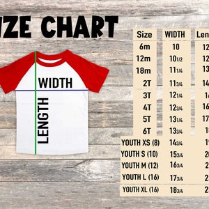 以下が含まれることがあります： 白と赤のラグランスタイルのTシャツとサイズチャート。サイズチャートには、6ヶ月からユースXLまでのさまざまなサイズの幅と長さの測定値がセンチメートルで含まれています。