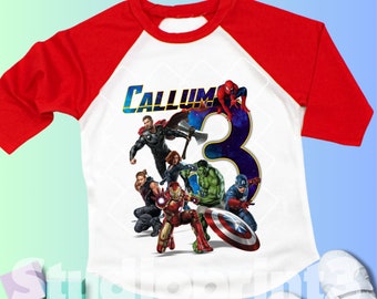 Maglietta personalizzata per il compleanno di un supereroe, regalo fantastico, maglietta personalizzata per la famiglia, tutti i colori, tutte le taglie, maniche corte, a 3/4 e lunghe raglan AV15
