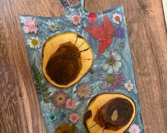 Cutting Board with dried flowers, Charcuterie Board, Housewarming Gift, Resin Charcuterie Board