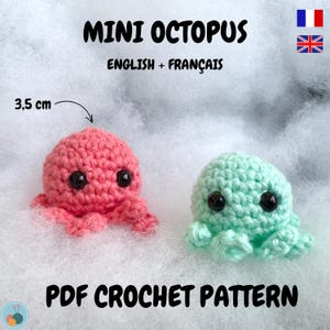 Könnte beinhalten: Zwei gehäkelte Octopus-Amigurumi-Spielzeuge, eines rosa und eines hellgrün, mit schwarzen Augen. Die Octopus-Spielzeuge sind 3,5 cm groß. Das Bild enthält den Text "MINI OCTOPUS ENGLISH + FRANÇAIS PDF CROCHET PATTERN".
