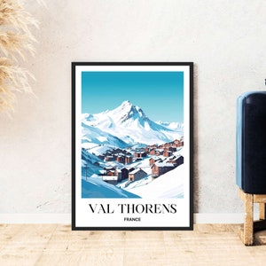 Könnte beinhalten: Eine farbenfrohe Illustration eines verschneiten Bergdorfes mit dem Text "VAL THORENS FRANKREICH" unten.