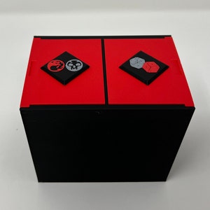 Caja de mazo Magic the Gathering de doble compartimento personalizable con tapas magnéticas e insignias opcionales: contiene mazos o dados estándar