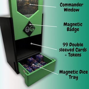 Puede incluir: Una caja de almacenamiento de madera negra y verde para cartas y dados. Incluye una ventana de comandante, una insignia magnética y una bandeja magnética para dados. La caja está diseñada para guardar 99 cartas con doble funda y fichas.