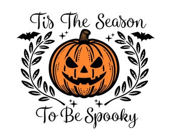 Pode incluir: Uma abóbora laranja com um rosto esculpido, rodeada por uma coroa preta e morcegos. O texto diz "Tis The Season To Be Spooky" em uma fonte decorativa, perfeito para o Halloween.