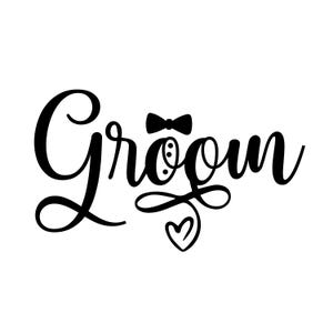 Pu&ograve; includere: Testo in calligrafia in bianco e nero che dice "Groom" con un papillon e un design a forma di cuore.