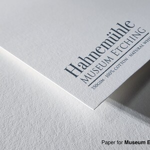 Op de afbeelding: Close-up van een wit vel Hahnem&uuml;hle Museum Etching papier. Het papier is 350 g/m&sup2;, 100% katoen en heeft een natuurlijke witte afwerking.