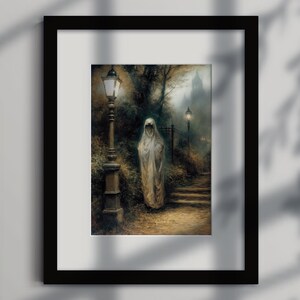 Op de afbeelding: Een schilderij van een spookachtige figuur in een witte gewaden met kap, die op een pad in een bos staat. De figuur loopt naar een lantaarnpaal. Het schilderij is omlijst in zwart.