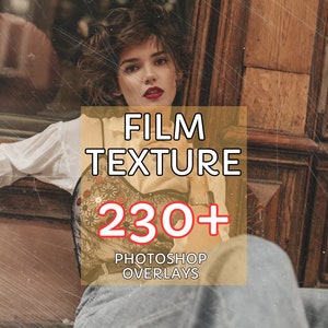 Puede incluir: Una mujer con una camisa blanca y pantalones vaqueros azules posa frente a una puerta de madera. La imagen tiene una superposición de textura de película vintage. El texto en la imagen dice "FILM TEXTURE 230+ PHOTOSHOP OVERLAYS".