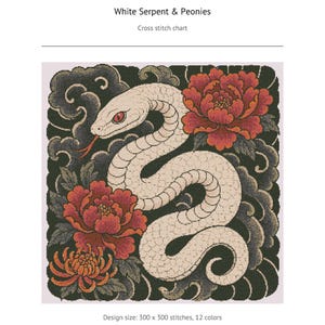 Puede incluir: Patrón de punto de cruz con una serpiente blanca con ojos rojos, enroscada alrededor de peonías y crisantemos rojos sobre un fondo negro. El diseño tiene 300 x 300 puntos y utiliza 12 colores.