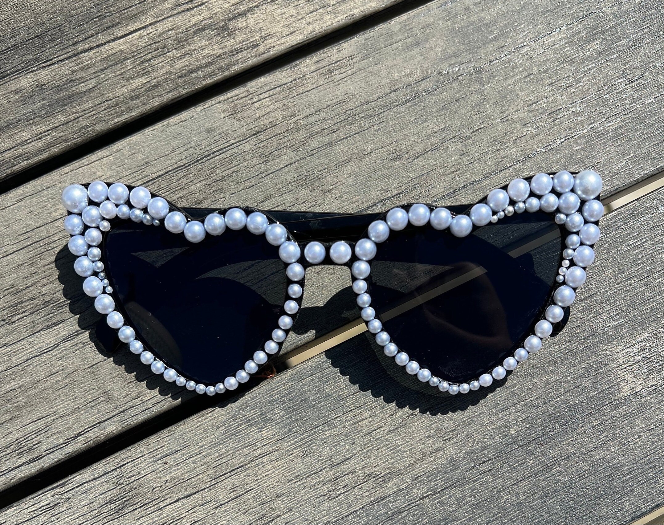 ?Women Brown Love Heart Pearl Sunglasses Rhinestone Bachelorette Sunglasses Versona | pearl bride to be sunglasses main image 4