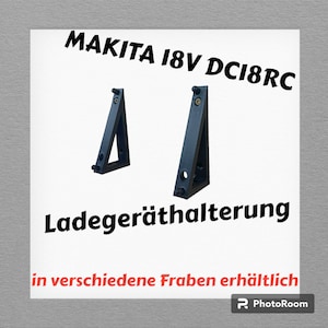 Könnte beinhalten: Zwei schwarze Wandhalterungen für ein Makita 18V DC18RC Ladegerät. Der Text "Ladegerätehalterung" und "in verschiedene Farben erhältlich" ist im Bild sichtbar.