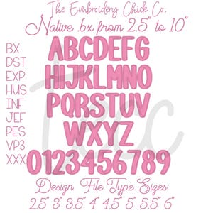 Puede incluir: Un conjunto digital de letras y números bordados en rosa con un contorno grueso. El texto incluye The Embroidery Chick Co., Native .bx from 2.5" to 10", formatos BX, DST, EXP, HUS, INF, JEF, PES, VP3, XXX, y Design File Type Sizes: 2.5" 3" 3.5" 4" 4.5" 5" 5.5" 6".
