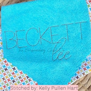 Pode incluir: Um tecido azul turquesa com o nome "BECKETT Lee" bordado em fio marrom.