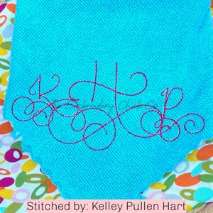 Puede incluir: Una tela azul turquesa con un monograma bordado en rosa de las letras "KPH" en una fuente de escritura cursiva. El texto "Stitched by: Kelley Pullen Hart" está en la parte inferior de la imagen.