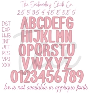 Op de afbeelding: Een digitaal ontwerp met het alfabet en cijfers in een roze, afgeronde lettertype. De tekst bevat de letters A t/m Z en de cijfers 0 t/m 9. Het ontwerp bevat ook de tekst "The Embroidery Chick Co." en meetmaten in inches.