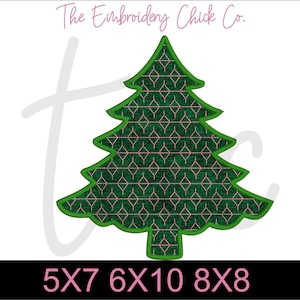 Puede incluir: Un diseño de árbol de Navidad verde con un patrón geométrico, delineado en verde más oscuro. El texto "The Embroidery Chick Co." está en la parte superior. Debajo del árbol están los tamaños 5X7, 6X10 y 8X8.