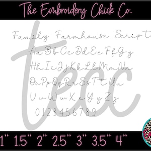 Puede incluir: Un alfabeto de fuente de escritura gris con letras mayúsculas y minúsculas, números y la palabra "Family Farmhouse Script". La fuente está disponible en tamaños de 1 a 4 pulgadas.