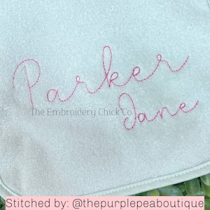 Puede incluir: Una tela blanca con bordado rosa que dice "Parker Jane" y "The Embroidery Chick Co."