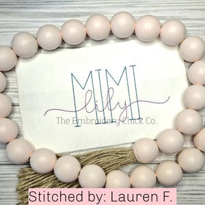 Puede incluir: Diseño bordado en una tela blanca con el texto "Mimi" en azul y "Lily" en rosa. El texto "The Embroidery Chick Co." también está incluido en azul. La tela está rodeada por una guirnalda de cuentas de color rosa claro.