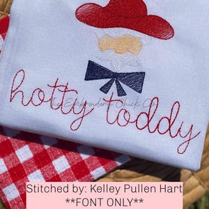 Puede incluir: Diseño bordado en rojo de una persona con un sombrero rojo y una pajarita azul con el texto "hotty toddy" en hilo rojo.