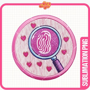 Könnte beinhalten: Eine rosa und blaue Lupe mit einem rosa Wirbelmuster im Inneren. Die Lupe ist von rosa Herzen auf einem rosa und weißen Hintergrund umgeben.