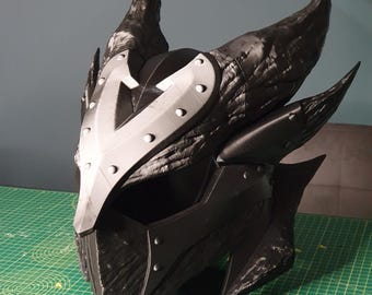 Daedric-helm – 3D-geprinte cosplaykit, pasvorm voor volwassenen, grijs PLA+ | Door een waaier gemaakt, in elkaar zetten en verven