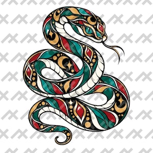 Puede incluir: Una ilustración de una serpiente enroscada con patrones intrincados en verde azulado, rojo intenso y dorado. El diseño incluye motivos celestiales como estrellas y lunas crecientes, con un vientre blanco y una lengua bífida prominente.