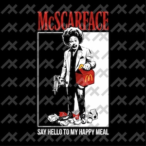 Könnte beinhalten: Ein Grafikdruck mit einer Figur mit Afro-Frisur im Anzug, die eine rote Fast-Food-Box und eine Maschinenpistole hält. Der Text lautet McSCARFACE und SAY HELLO TO MY HAPPY MEAL. Der Hintergrund ist schwarz mit einem sich wiederholenden grauen Muster.