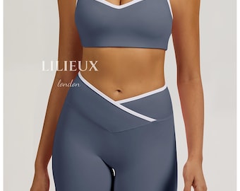 Completo sportivo a contrasto di colore: reggiseno con schiena scoperta e pantaloncini incrociati con arricciatura.