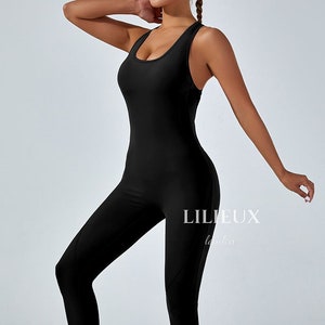 Puede incluir: Un mono negro sin mangas con cuello redondo y silueta ajustada. El mono tiene un look deportivo y es perfecto para yoga, correr o otras actividades atléticas.