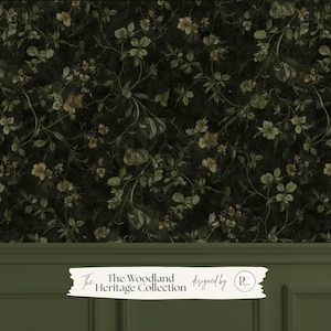 Könnte beinhalten: Dunkle Blumentapete mit einem sich wiederholenden Muster aus grünen Blättern und cremefarbenen Blüten auf schwarzem Hintergrund. The Woodland Heritage Collection, entworfen von R. Die Tapete befindet sich über einer grünen Platte.