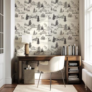 Puede incluir: Una oficina en casa con escritorio, silla y l&aacute;mpara. La pared est&aacute; cubierta con papel tapiz con una escena de monta&ntilde;a y bosque en blanco y negro. Tambi&eacute;n se ven una alfombra y libros.