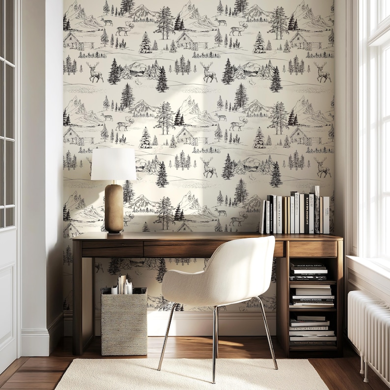 Puede incluir: Una oficina en casa con escritorio, silla y l&aacute;mpara. La pared est&aacute; cubierta con papel tapiz con una escena de monta&ntilde;a y bosque en blanco y negro. Tambi&eacute;n se ven una alfombra y libros.