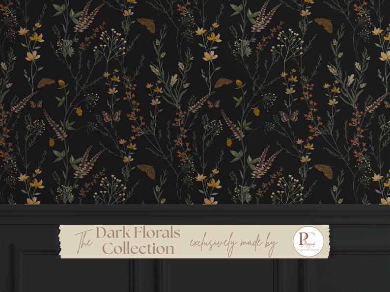 K&ouml;nnte beinhalten: Dunkle florale Tapete mit einem sich wiederholenden Muster aus Wildblumen und Schmetterlingen in Gelb-, Braun- und Gr&uuml;nt&ouml;nen auf schwarzem Hintergrund. Der Text "The Dark Florals Collection" wird auf einem Banner unten angezeigt.