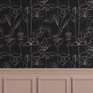 Puede incluir: Papel tapiz negro y blanco con un delicado patr&oacute;n floral con mariposas y hojas. El papel tapiz se combina con un z&oacute;calo de color marr&oacute;n claro.