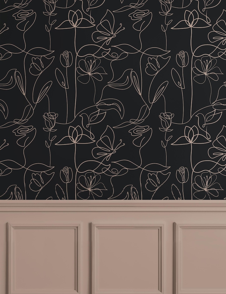 Puede incluir: Papel tapiz negro y blanco con un delicado patr&oacute;n floral con mariposas y hojas. El papel tapiz se combina con un z&oacute;calo de color marr&oacute;n claro.
