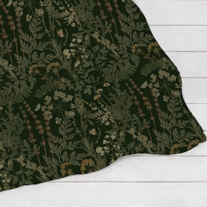 Puede incluir: Tela verde oscuro con un estampado bot&aacute;nico que presenta varias plantas y flores en tonos marrones y beige. La tela tiene un dise&ntilde;o detallado y naturalista, con una apariencia ligeramente descolorida.