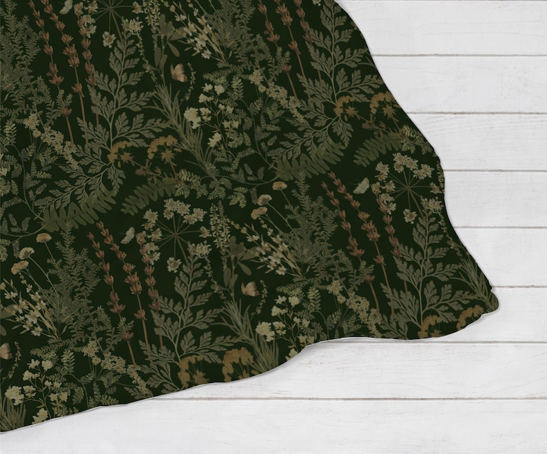 Puede incluir: Tela verde oscuro con un estampado bot&aacute;nico que presenta varias plantas y flores en tonos marrones y beige. La tela tiene un dise&ntilde;o detallado y naturalista, con una apariencia ligeramente descolorida.