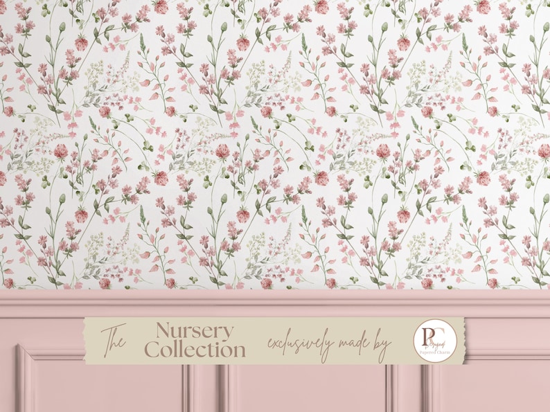 Op de afbeelding: Bloemenbehang met een herhalend patroon van roze en groene bloemen op een witte achtergrond. De Nursery Collection is exclusief gemaakt door een merk. De onderkant heeft roze lambrisering.