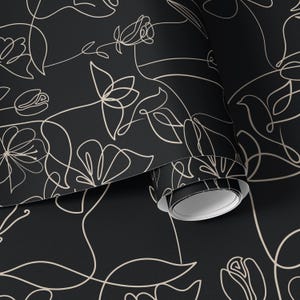 Dark Botanical Line Art Wallpaper: Black & Beige Floral Mural imagen 3