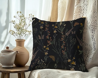 Housse de coussin Moody Black Wildflower | Coussin d'extérieur botanique foncé avec papillons | Décoration Cottagecore Dark Acamedia | Cadeaux de jardin