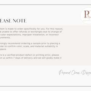Op de afbeelding: Een cr&egrave;mekleurige kaart met bovenaan de tekst "PLEASE NOTE". De kaart bevat tekst over op bestelling gemaakte artikelen, terugbetalingen en het bestellen van monsters. Een logo met de letters "PC" staat rechtsboven.