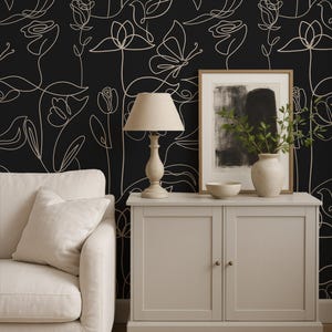 Dark Botanical Line Art Wallpaper: Black & Beige Floral Mural imagen 1