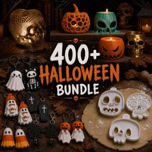 Op de afbeelding: Een verzameling Halloween-artikelen, waaronder diverse sleutelhangers met geesten, skeletten, doodskisten, pompoenen en spinnenwebben, naast witte plastic koekjesvormen in de vorm van schedels en pompoenen met de tekst 400+ HALLOWEEN BUNDLE.