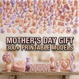 Può includere: Una collezione di oggetti decorativi rosa e lavanda, tra cui vasi, statuette e portachiavi. L'immagine presenta il testo "MOTHER'S DAY GIFT" e "300+ PRINTABLE MODELS". Diversi oggetti sono disposti su una superficie di legno, con uno sfondo sfocato.