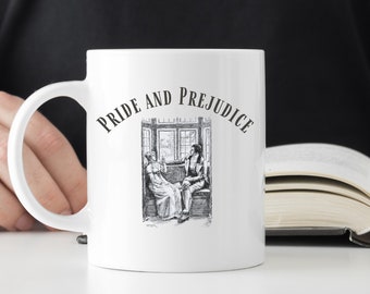 Könnte beinhalten: Eine weiße Keramiktasse mit schwarzem Henkel. Die Tasse zeigt eine Schwarzweißillustration von zwei Personen, die in einem Fenster sitzen, und den Text "Pride and Prejudice" auf der Vorderseite.